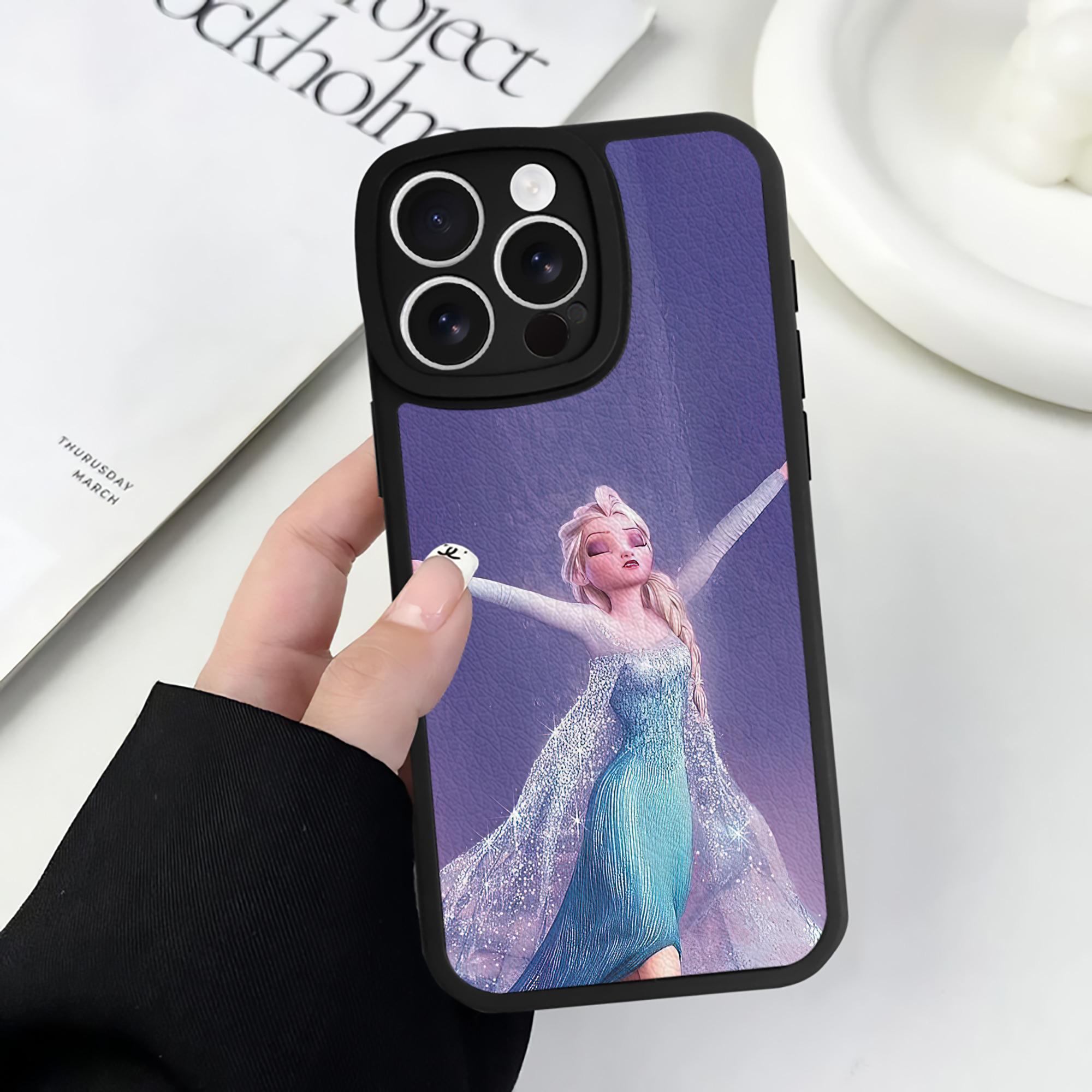（画像用） アナと雪の女王 アンナ エルサ Frozen Anna Elsa 【iPhone 16シリーズ対応】シリコンスマホケース（レザー調） 材質：シリコン